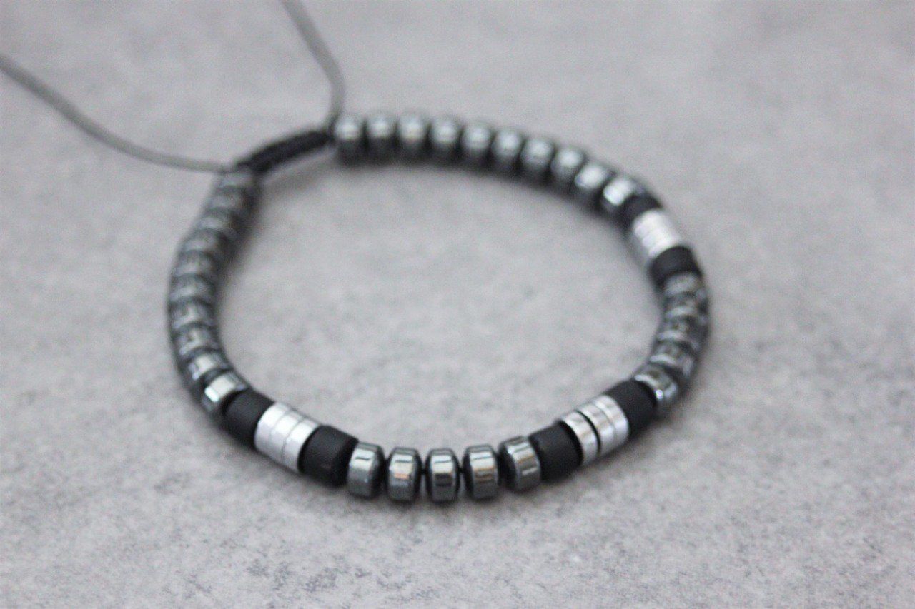 Bracelet perles heishi agate noire mate œil de tigre - Site officiel  Sixtystones - Bracelets Heishi pour Homme